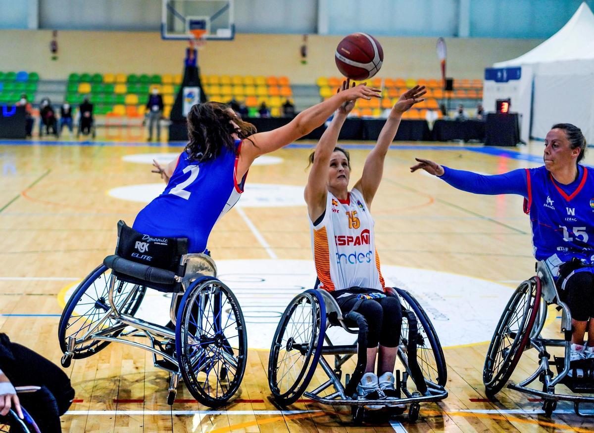 Jugadoras de baloncesto en silla de ruedas.