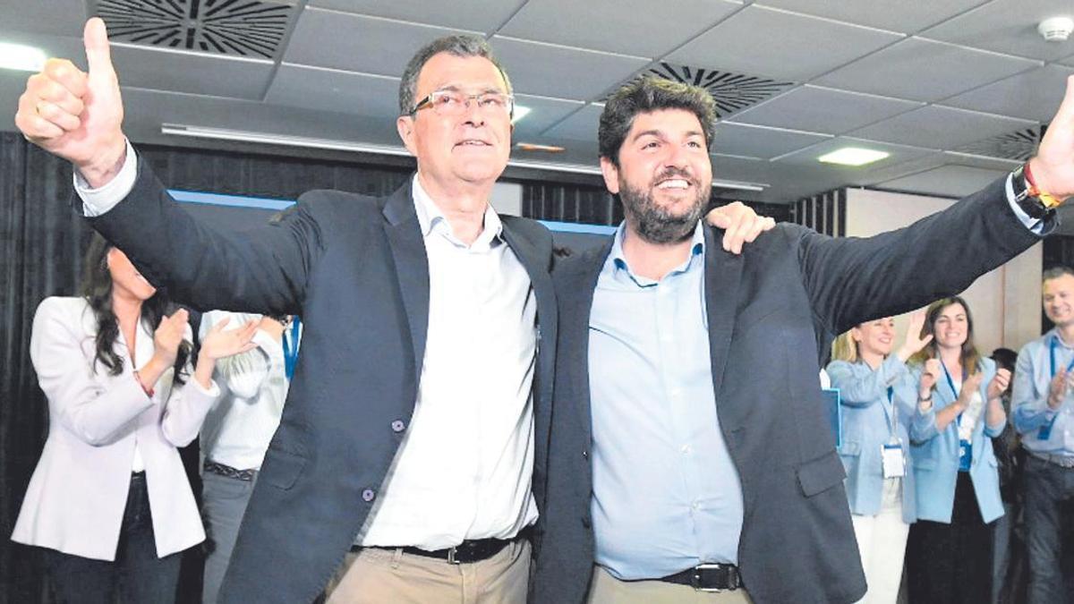 Ballesta y López Miras celebrando su gran triunfo en el hotel NH Amistad.