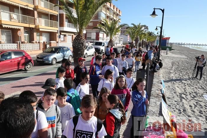 Un 'SOS' gigante para el Mar Menor formado por escolares en Villananitos