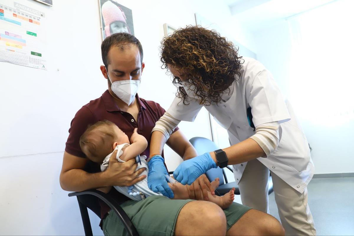 El pequeño Simón, de seis meses, en el momento de recibir la vacuna frente al VRS.