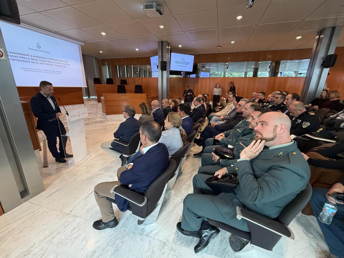 Un momento de la entrega de reconocimientos en el acto celebrado en el Consell.