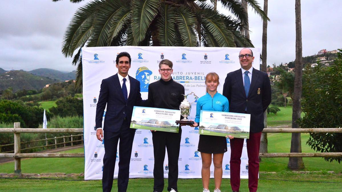 Francisco Luis de Bethencourt y Keira González, posan con sus ganadores en el centro de la imagen