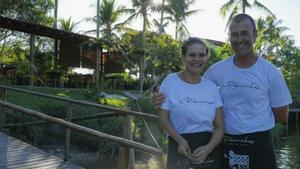 David Peregrina y su esposa Erica da Silva Santos, en su restaurante en Brasil.