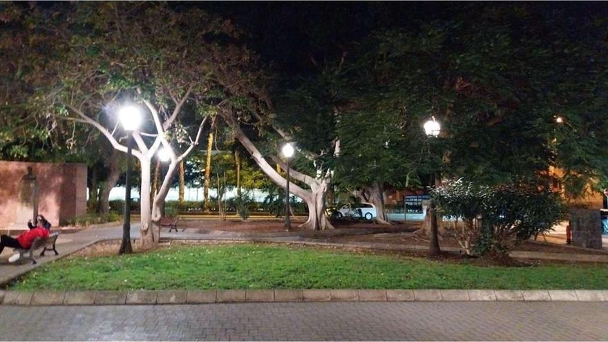 Nuevas farolas y una capa de asfalto: el paseo de Tomás Morales renueva sus infraestructuras
