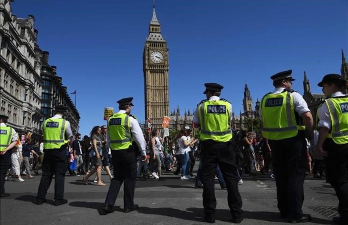 fsendra38827965 police officers monitor as protesters with anti conservative170610192911