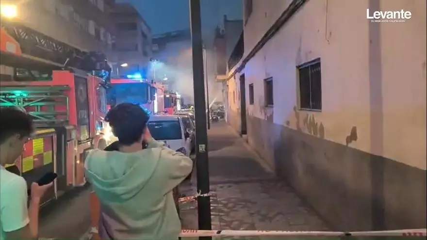 Un coche de Policía Nacional acaba empotrado en un garaje tras una persecución en Alaquàs