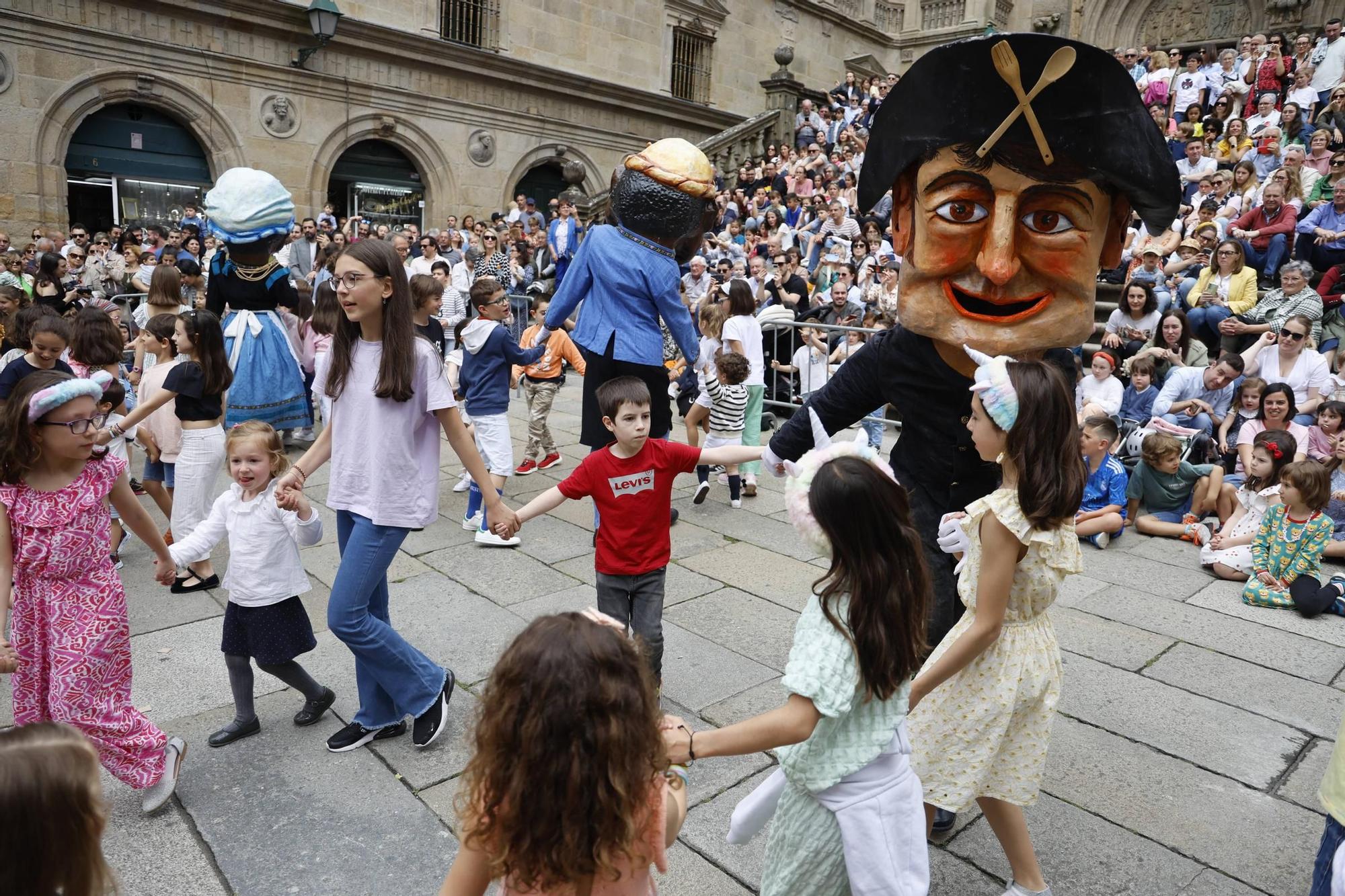 Desfile de los Cabezudos por el casco histórico de Santiago