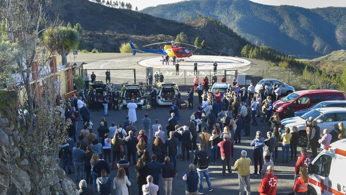 Emotiva despedida en Artenara al padre y las hijas fallecidas en el accidente de Pinos de Gáldar