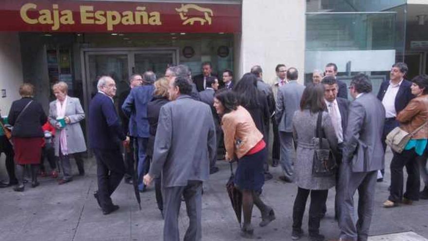 Trabajadores de Caja España en Santa Clara protestan contra el ERE que se llevó a cabo el año pasado.