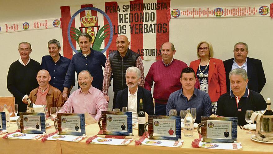 El cuerpo técnico del Sporting junto a los directivos de la peña Redondo-Los Yerbatos y representantes de la Federación de Peñas Sportinguistas.