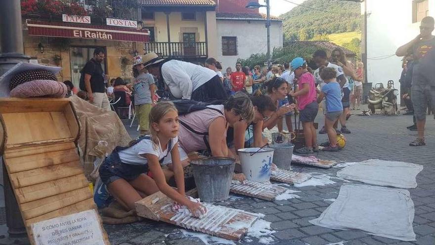 Cabrales llena la plaza del Castañéu de tradición