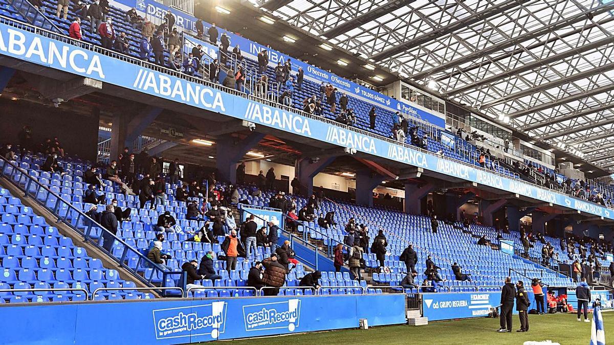 Aficionados deportivistas el domingo en Riazor durante el partido contra el Compostela. |  // VÍCTOR ECHAVE