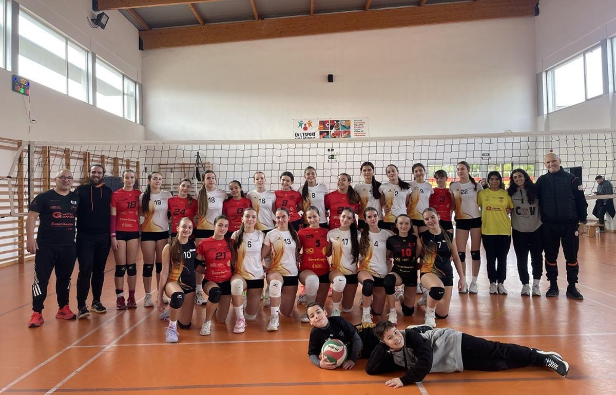 Las cadetes del CV Gandia y sus rivales, antes de uno de los partidos del fin de semana