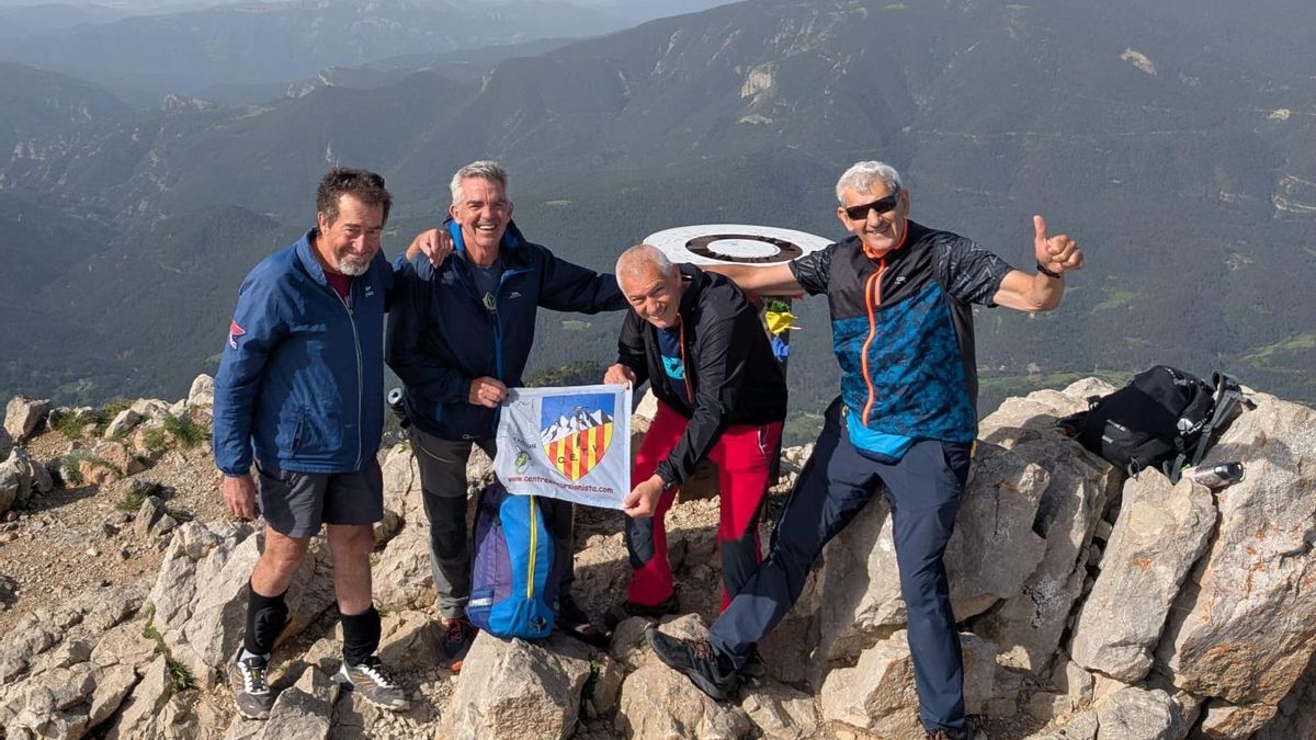 Los miembros del CETV, tras llegar a la cima