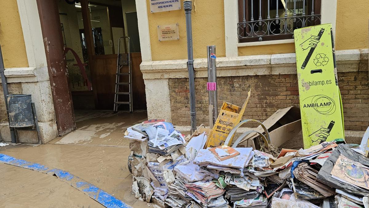 Cantidades de libros inservibles a las puertas de la Biblioteca Municipal de Algemesí.