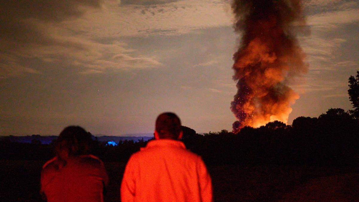 Un incendio provoca una nube tóxica y una espectacular columna de humo en Vilobí