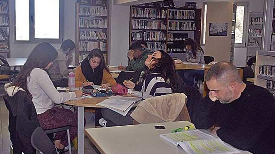 Usuarios de la biblioteca en la antigua ubicaciÃ³n.