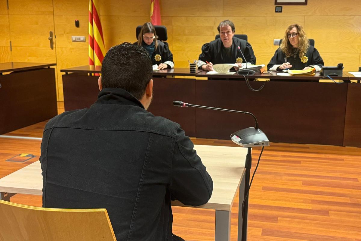 D'esquenes, el condemnat per intentar matar dos companys de pis a Girona. Foto del judici a l'Audiència.