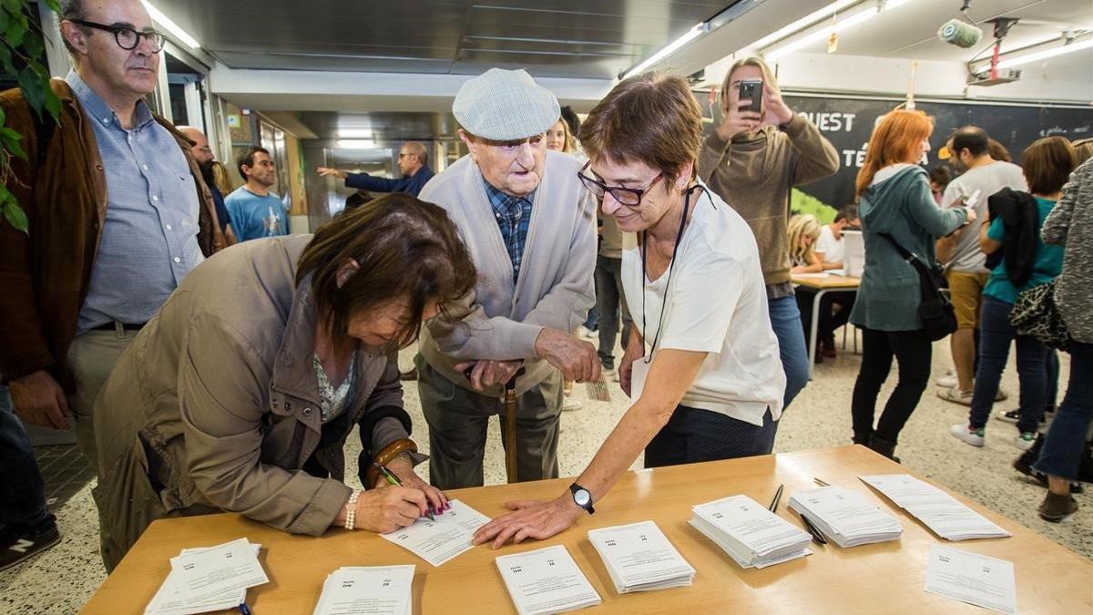 zentauroepp40369553 sabadell referendum 1 de octubre ambiente gente votando anci180929175009