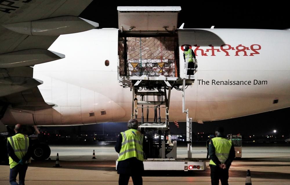 Comienza el reparto del material sanitario que llegó anoche en el avión fletado por el Consell.