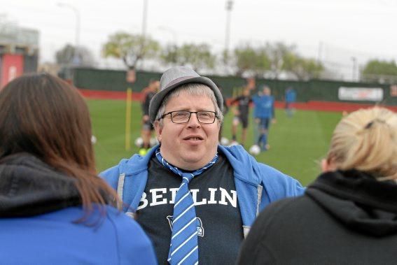 Hertha-Fans schauen beim Training zu.