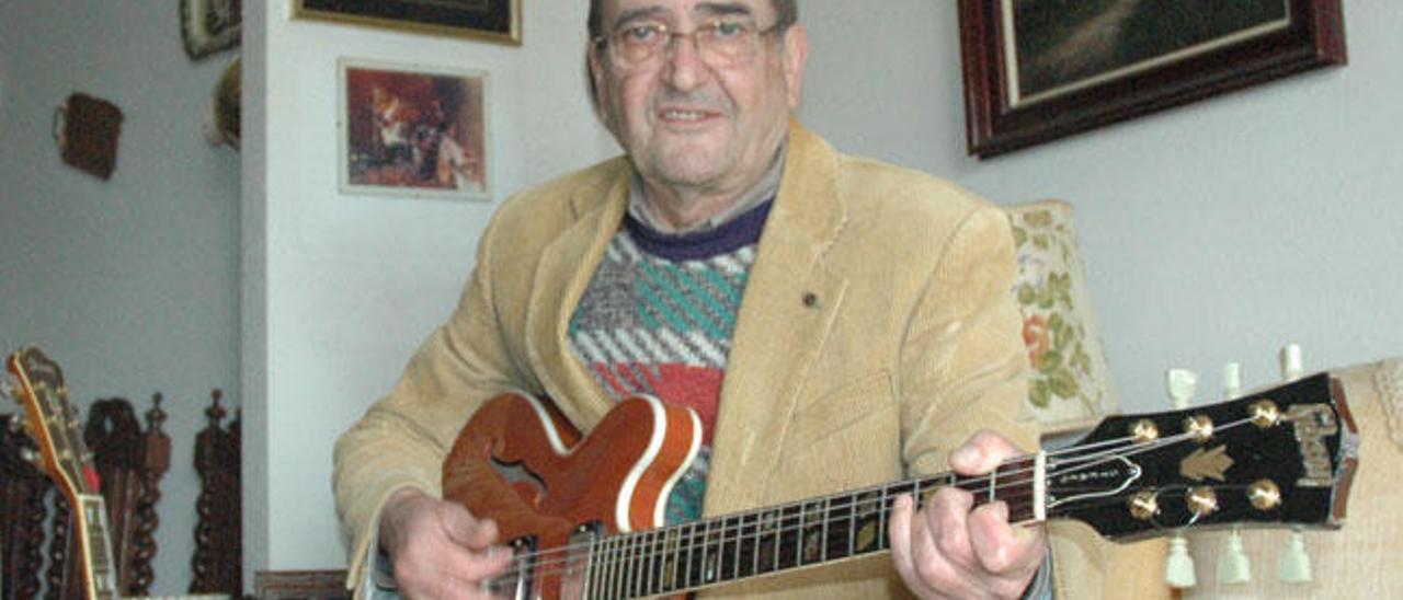 Benito Piñeiro en su casa de Ponteareas junto a una foto de su tío el aviador José Piñeiro. // Lucía Costas