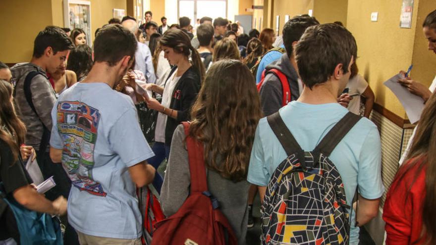 Los estudiantes a la espera de entrar en las aulas para realizar los exámenes