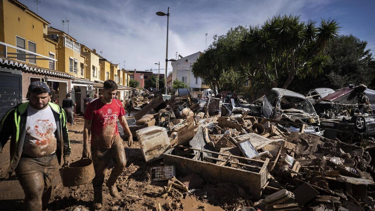 Voluntarios sacando barro en Benetússer.