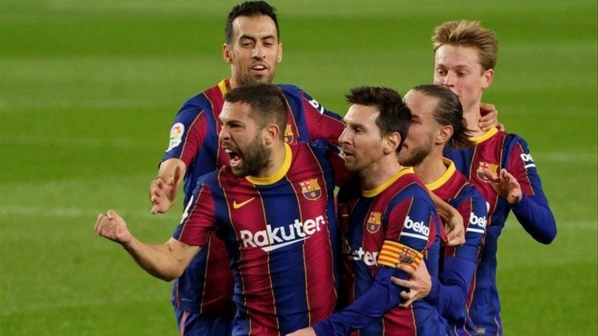 Los azulgranas celebran el tanto de Jordi Alba ante la Real Sociedad en el Camp Nou