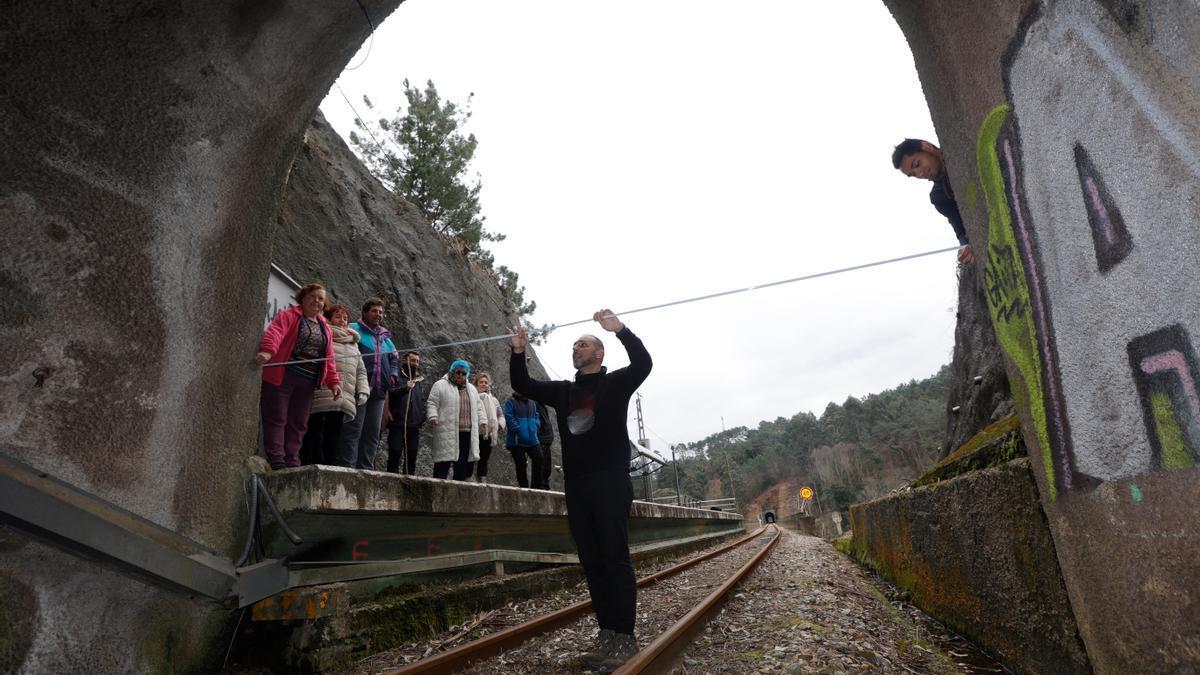 Vecinos de Cudillero miden un túnel de FEVE.