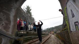 Vecinos de Cudillero miden un túnel de FEVE.