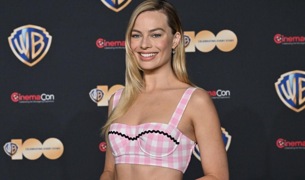 Margot Robbie con look Barbie en rosa