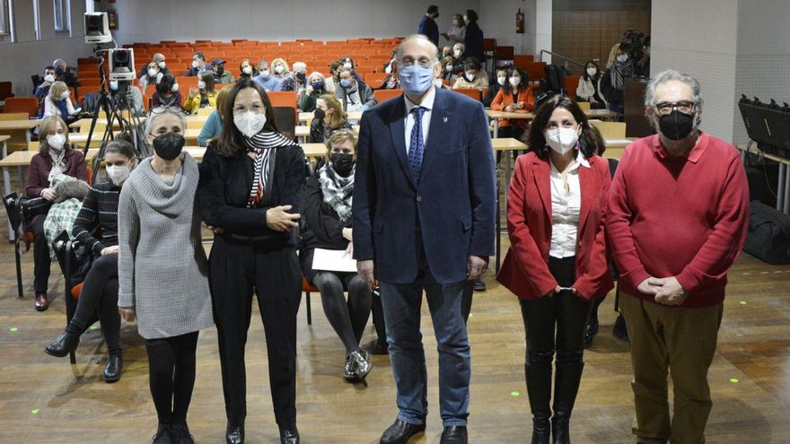 Al acto homenaje acudieron amigos, familiares y compañeros de profesión de los fallecidos. | // FDV