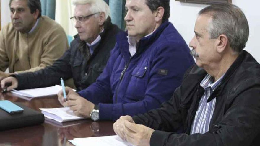 Representantes de la Mancomunidad &quot;Tierra de Aliste&quot; en una reunión.