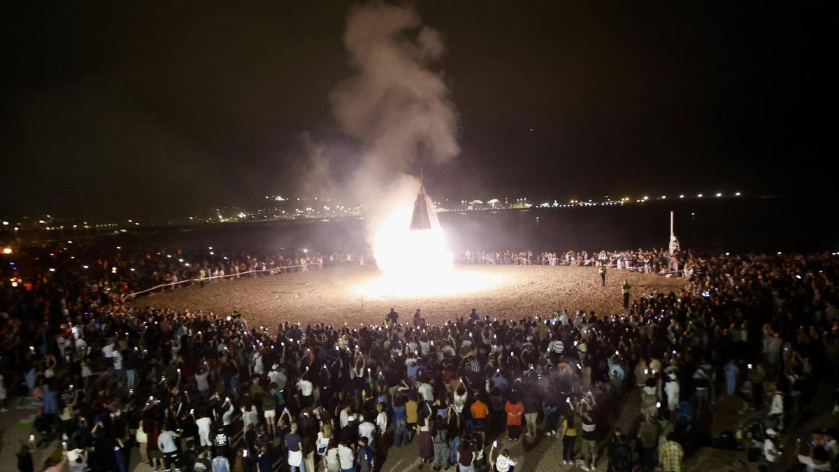 Hoguera de San Juan en la playa de Poniente, el pasado año.