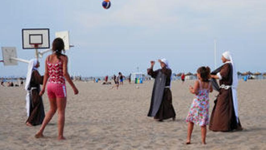 Voley playa en hábitos de monja