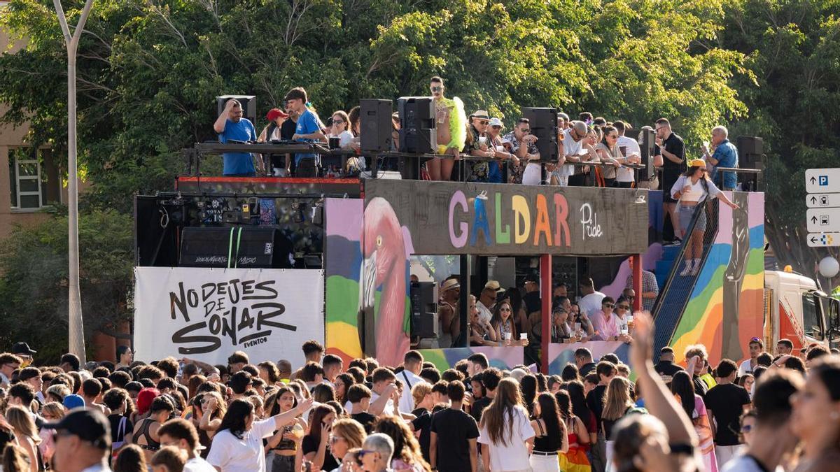 Una de las carrozas de la Cabalgata Gáldar Pride 2026.