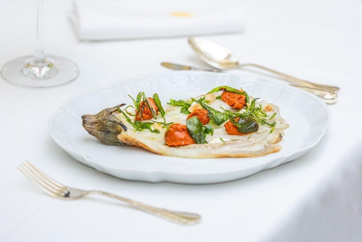 Berenjena asada al horno Josper con salsa tahini y almendras tostadas, Palm Court, Madarin Oriental Ritz