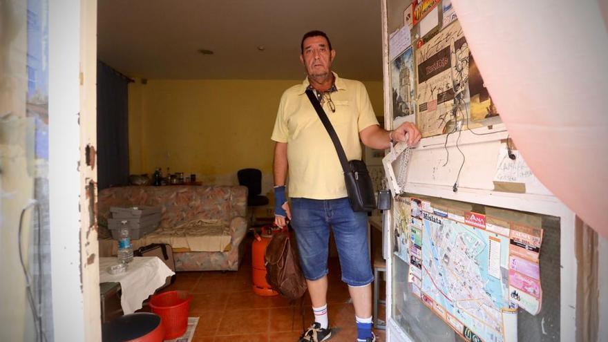 José, en la puerta de su bajo convertido en vivienda durante cinco años.