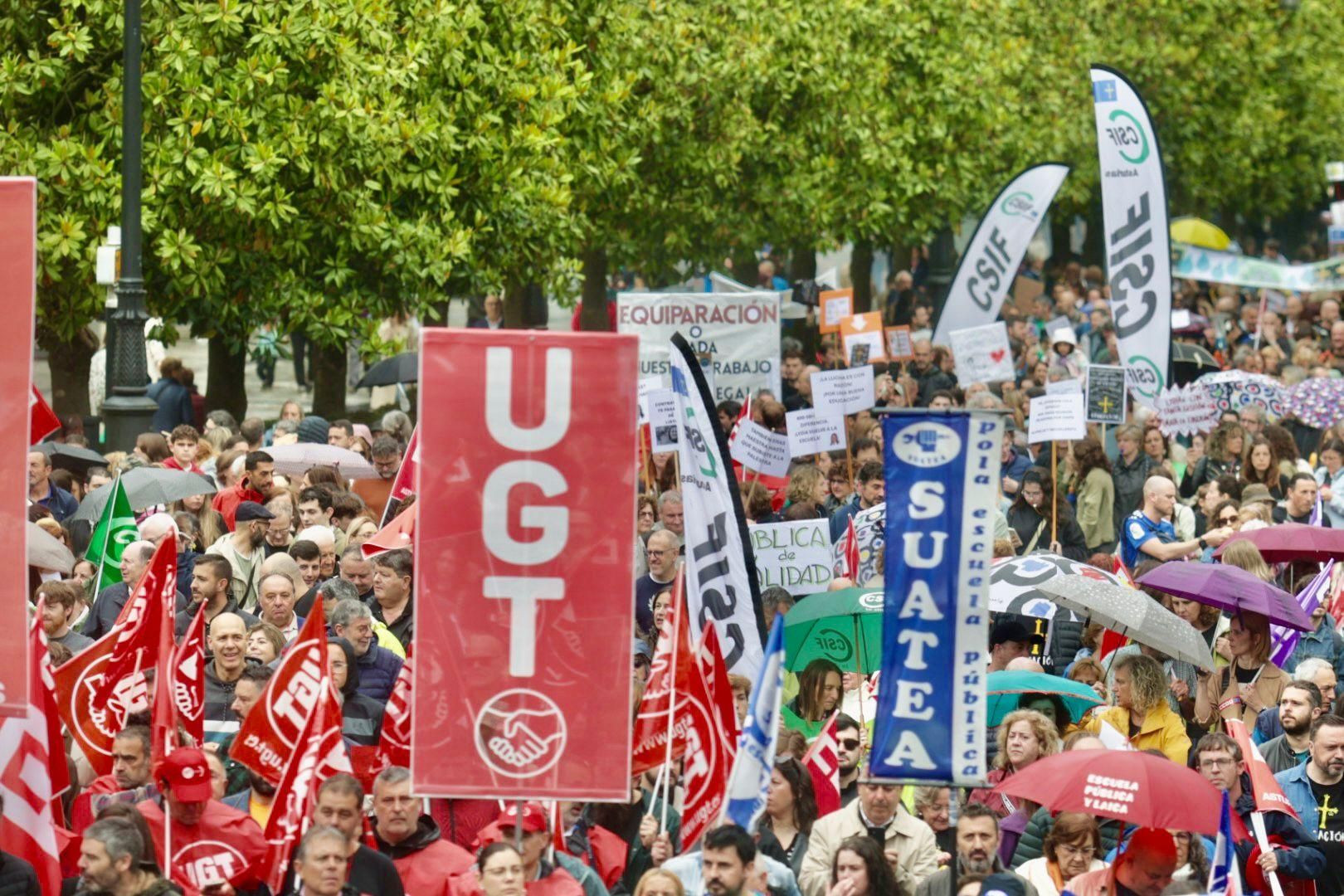 EN IMÁGENES: Así fue la gran manifestación de profesores por la enseñanza pública asturiana