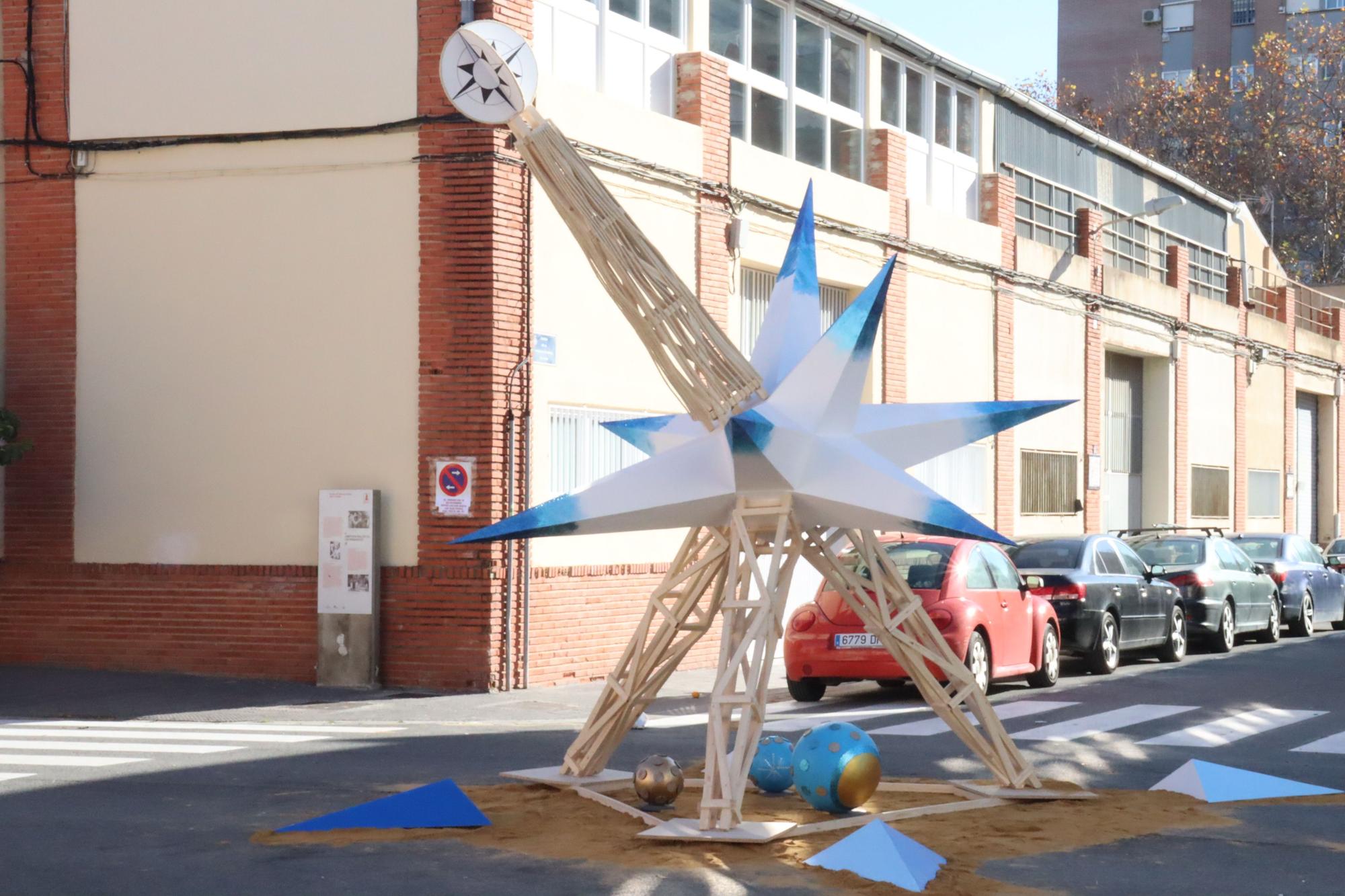 Así ha sido la "plantà" del "Pi de Nadal", la última Falla del año en València