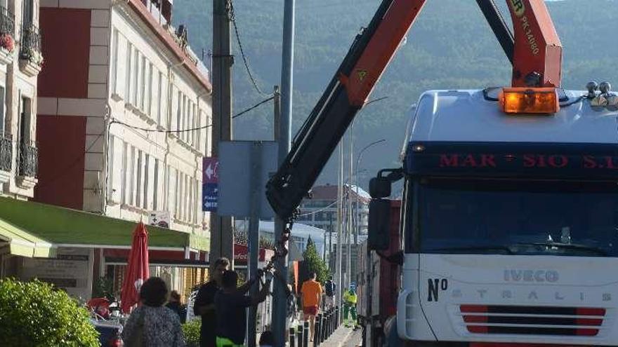 La instalación de las nuevas farolas en A Xunqueira. // G. Núñez