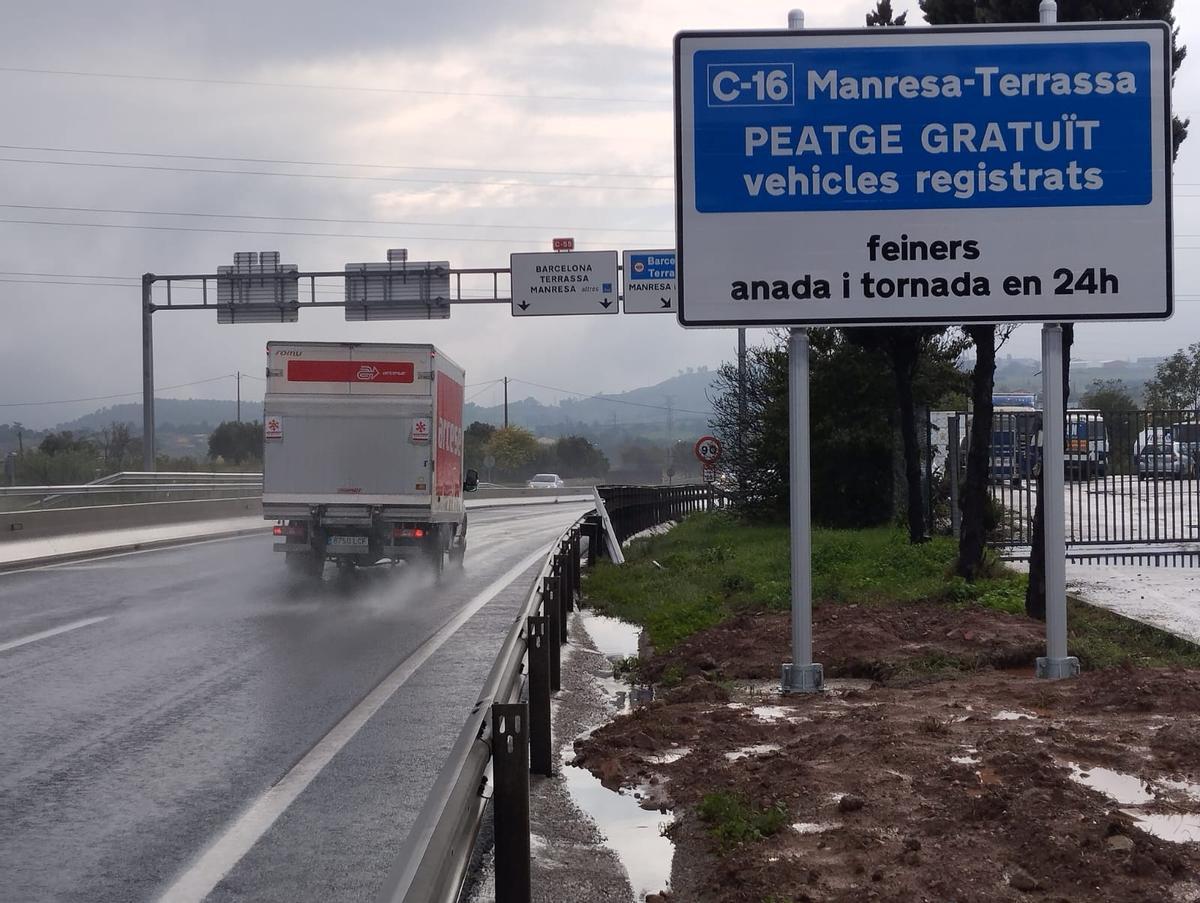 Cartell a la variant de Manresa que informa de la gratuïtat de l'autopista