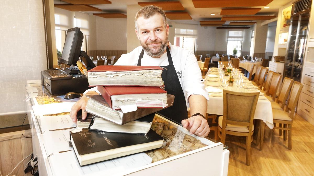 Juan Miguel Palacios, con los libros de reservas, que para esta Navidad llevan un ritmo acelerado