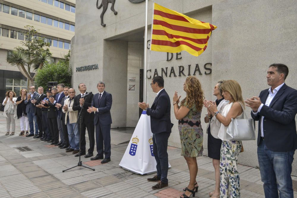 20/08/17.LAS PALMAS DE GRAN  CANARIA. El presidente del Gobierno de Canarias, Fernado Clavijo, izó la bandera de Cataluña por el atentado de Barcelona y Cambrils, frente a la sede de Presidencia en Las Palmas de Gran Canaria. FOTO: J. PÉREZ CURBELO