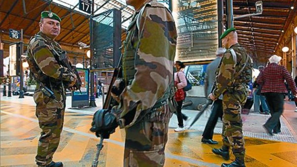 Soldados franceses vigilan la Gare du Nord de París, el pasado lunes.