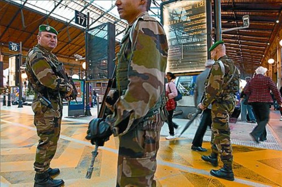 Soldats francesos vigilen la Gare du Nord de París, dilluns passat.