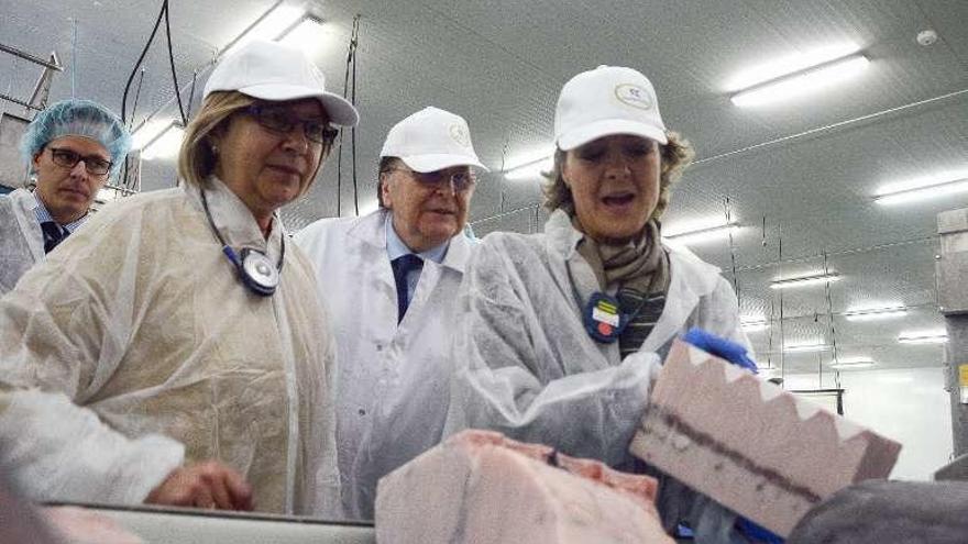 García Tejerina y Rosa Quintana observan el corte de pescado. // G.N.