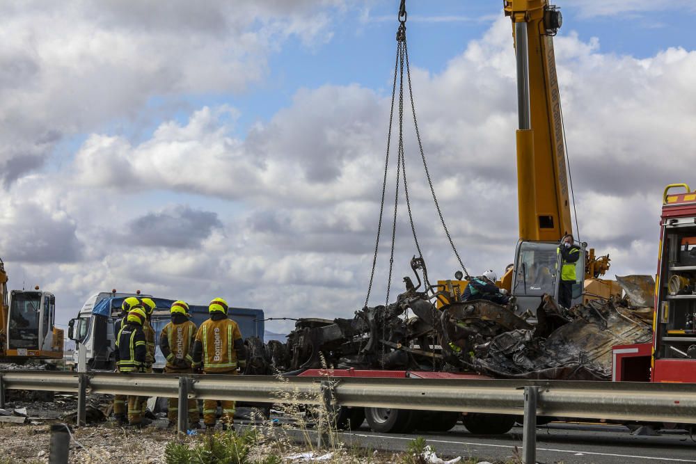 El accidente de la A-7 ha causado tres fallecidos y ha obligado a desviar el tráfico.