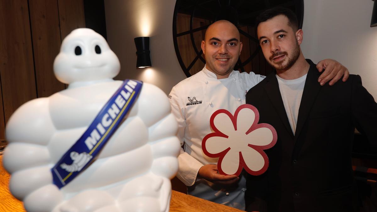 Israel Moreno y José Miranda posan para LA NUEVA ESPAÑA con la estrella de Ayalga y el muñeco Michelin.